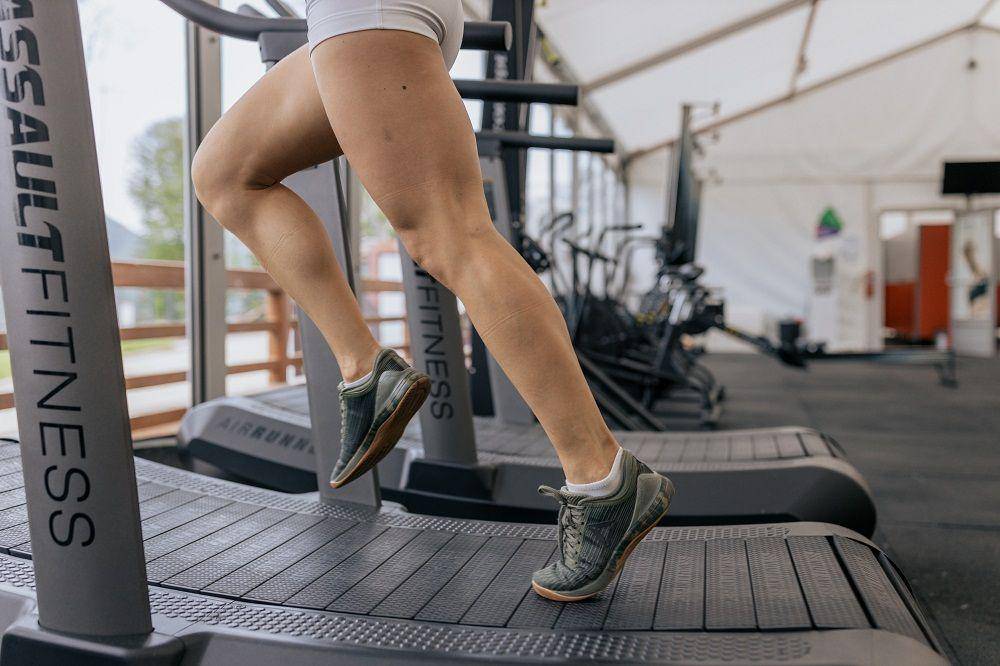 ilustrasi orang berolahraga menggunakan treadmill (pexels.com/Anastasia Shuraeva)
