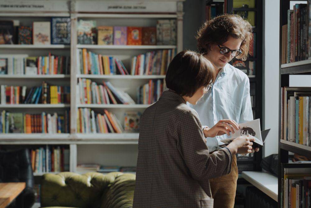 ilustrasi kencan di perpustakaan (pexels.com/cottonbro studio)
