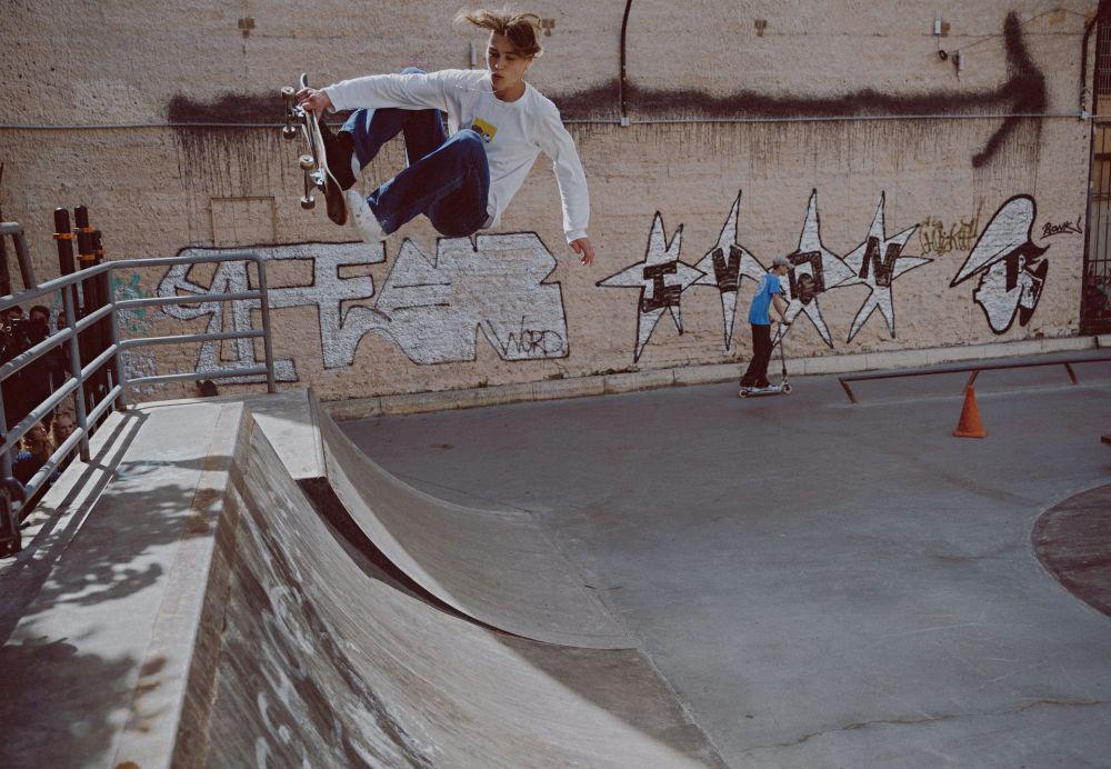 ilustrasi bermain skateboard (pexels.com/cottonbro)