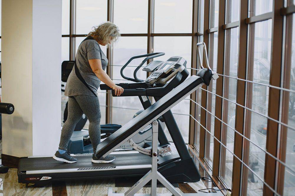 ilustrasi orang berolahraga menggunakan treadmill (pexels.com/Gustavo Fring)