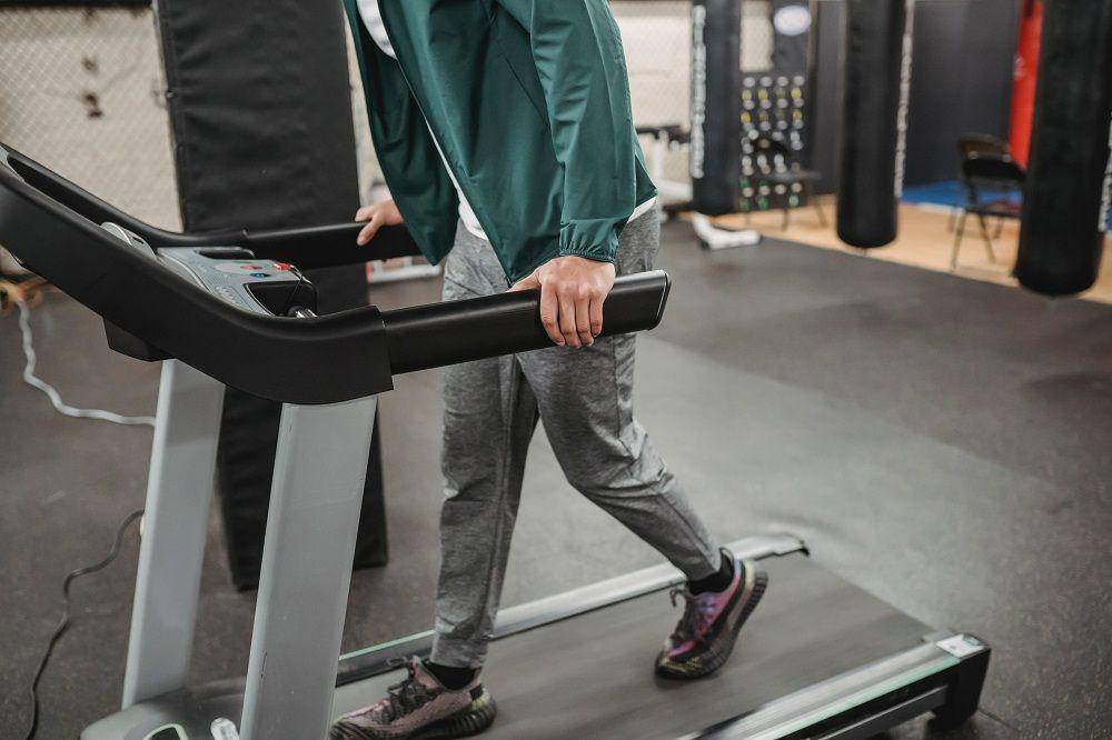 ilustrasi orang berolahraga menggunakan treadmill (pexels.com/Julia Larson)