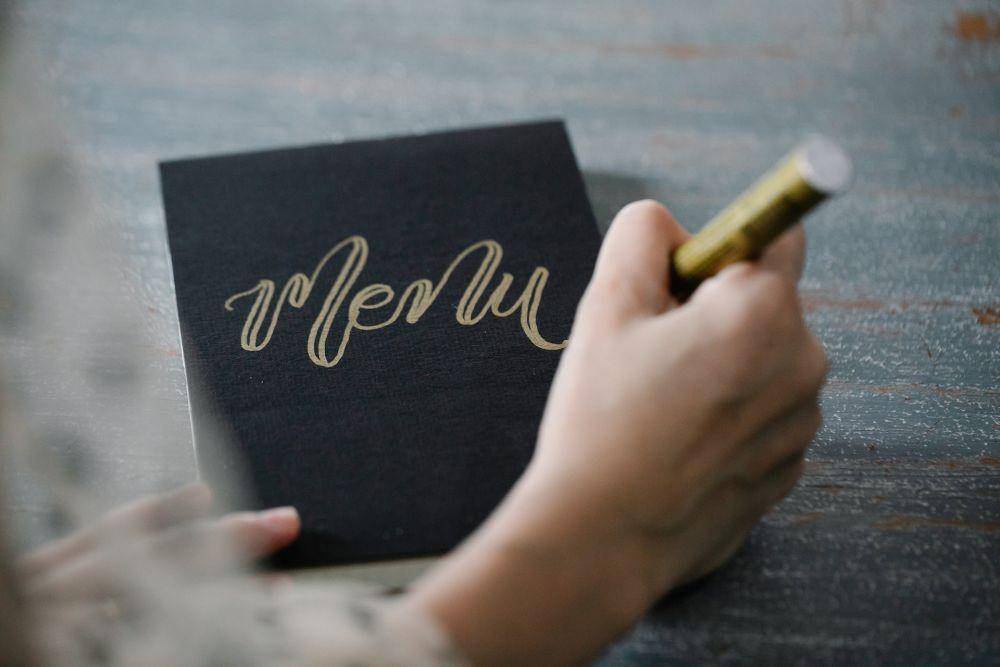 ilustrasi membuat menu (pexels.com/Katya Wolf)