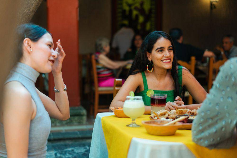 ilustrasi makan di restoran bersama teman (pexels.com/Los Muertos Crew)
