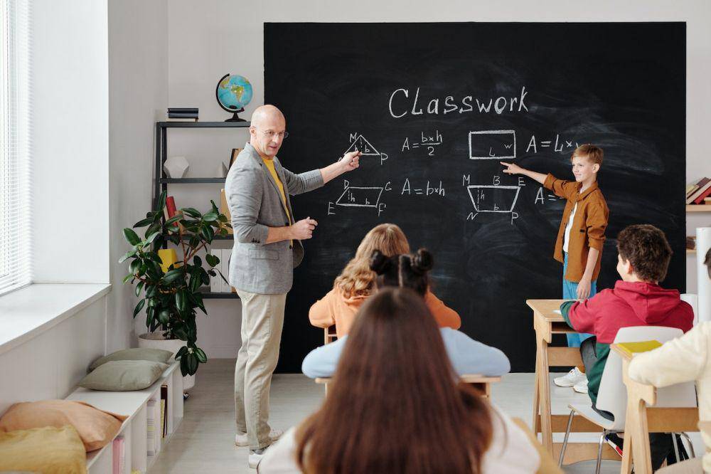 ilustrasi belajar di sekolah (pexels.com/Max Fischer)