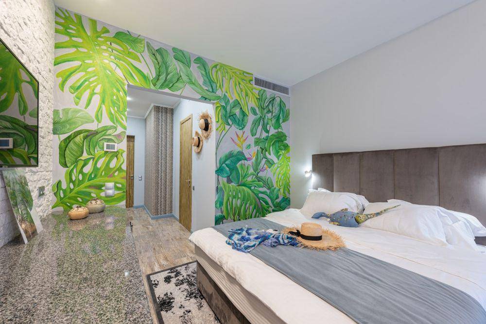 Ruang tidur floral (pexels.com/Max Rahubovskiy)