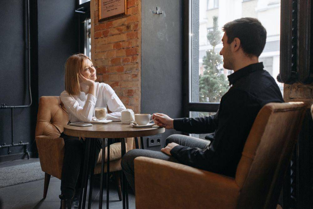 ilustrasi kencan di kafe (pexels.com/@pavel-danilyuk)