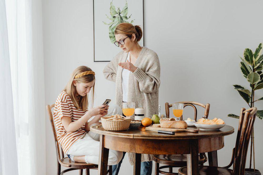 orang tua khawatir sama anak (pexels.com/KarolinaGrabowska)
