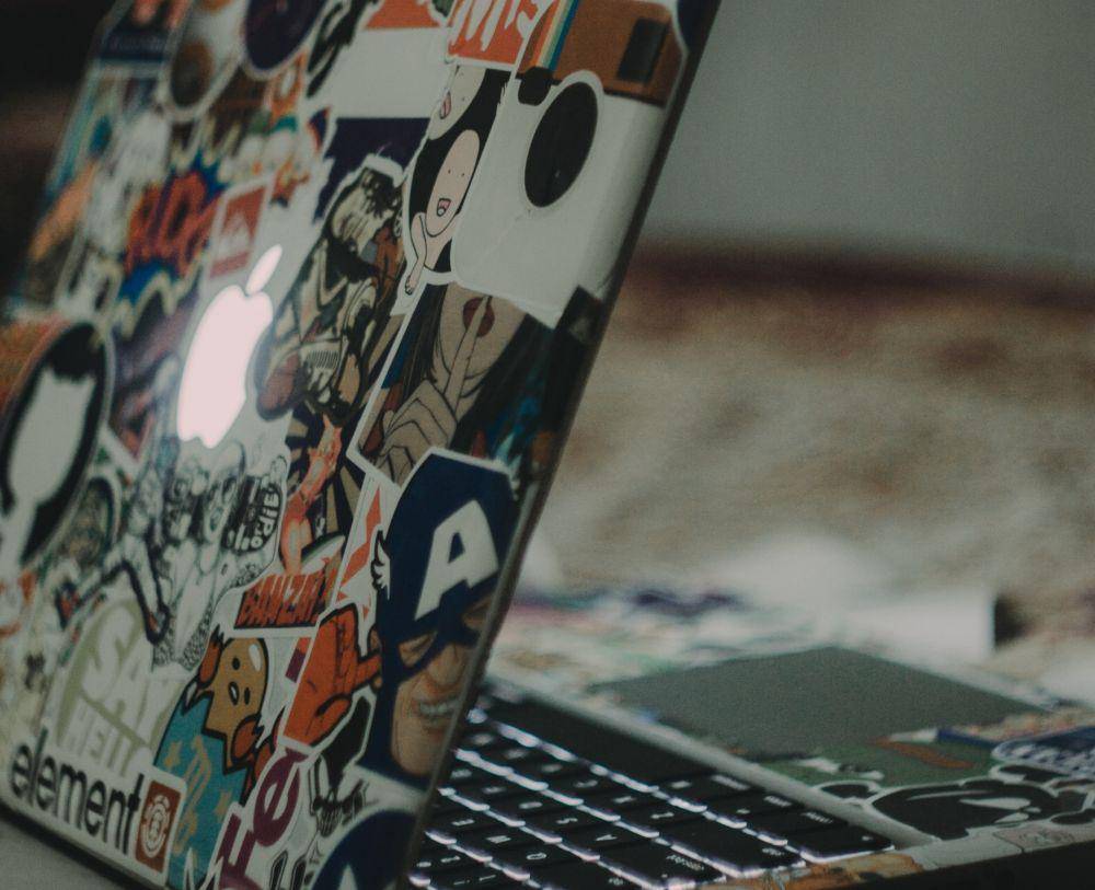 ilustrasi stiker laptop (unsplash.com/@nilotpalkalita)