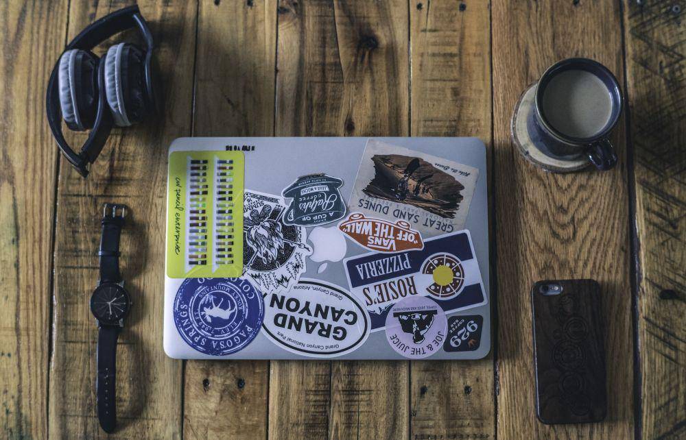 ilustrasi stiker laptop (unsplash.com/@reedscassettes)