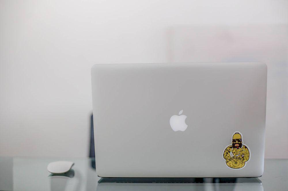 ilustrasi stiker laptop (unsplash.com/@guillermo_fn)