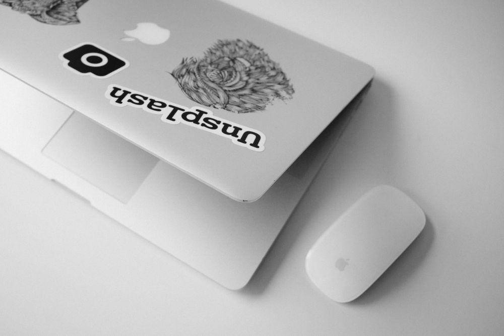 ilustrasi stiker laptop (unsplash.com/@photoripey)