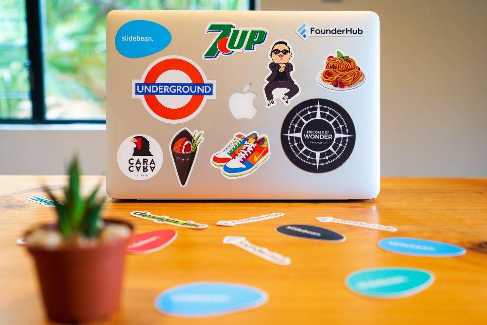 ilustrasi stiker laptop (unsplash.com/@slidebean)