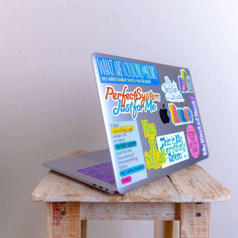 ilustrasi stiker laptop (unsplash.com/@ogahiro21)