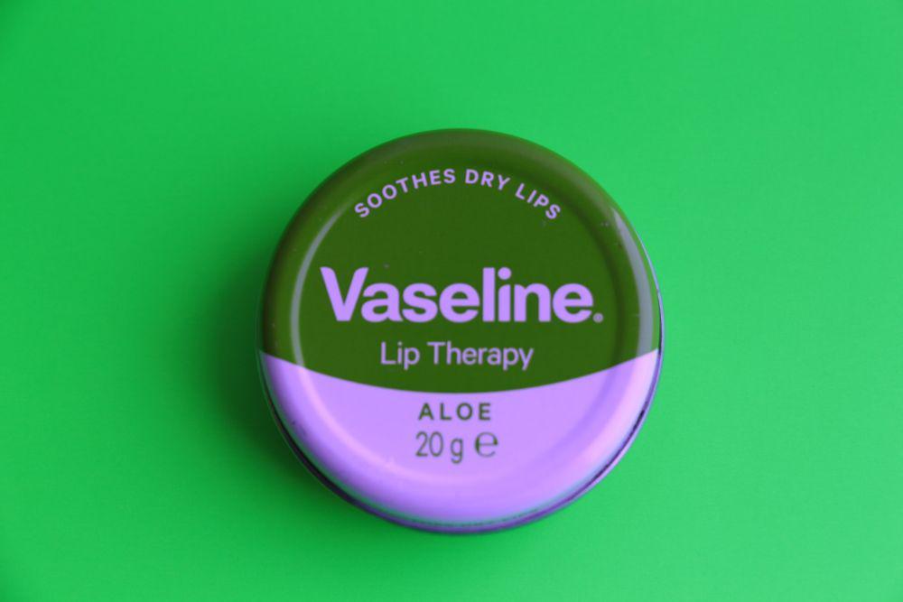 4 Manfaat Menggunakan Lip Balm Secara Rutin, Menghidrasi Bibir!