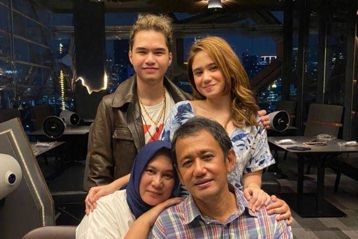 potret kenangan Tissa Biani dan ayahnya semasa hidup (instagram.com/dianestining68)