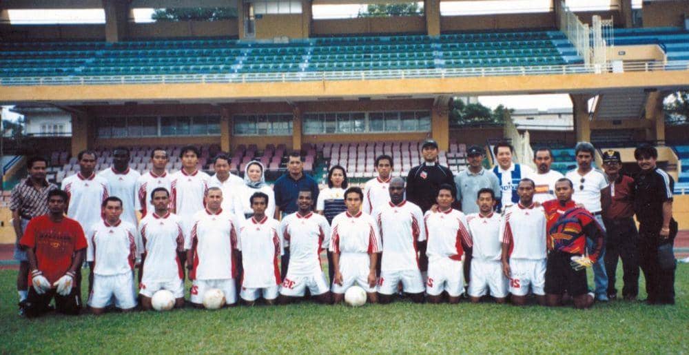 Seluruh pemain dan ofisial PSM Makassar berpose di sela latihan di Thong Nat Stadium saat mengikuti Ho Chi Minh City Cup 2001. (Dok. The Nurdin Halid Institute)