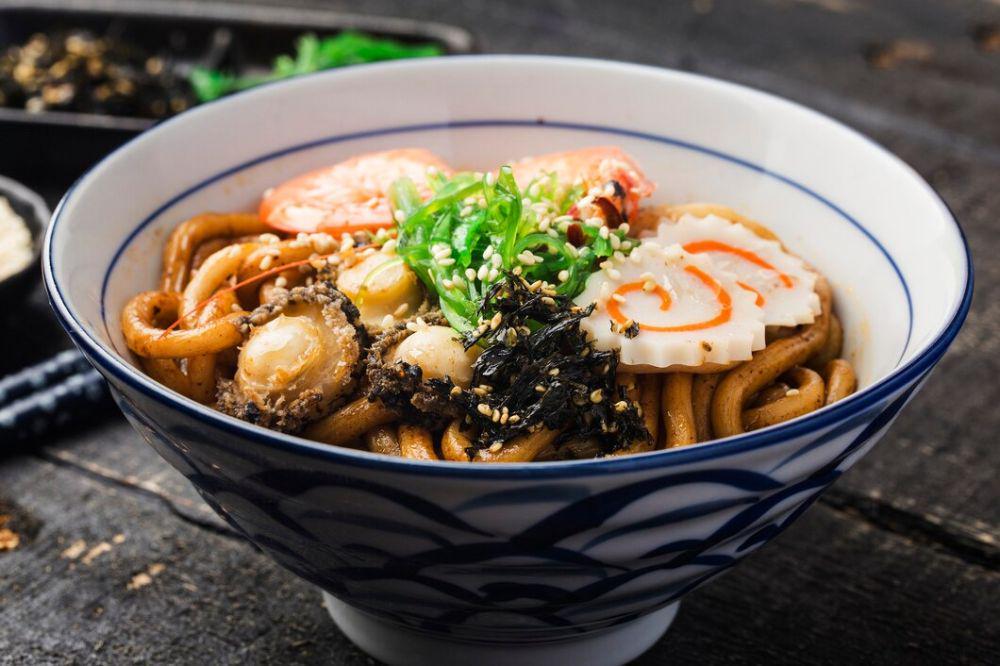 ilustrasi udon (freepik.com/dashu83)