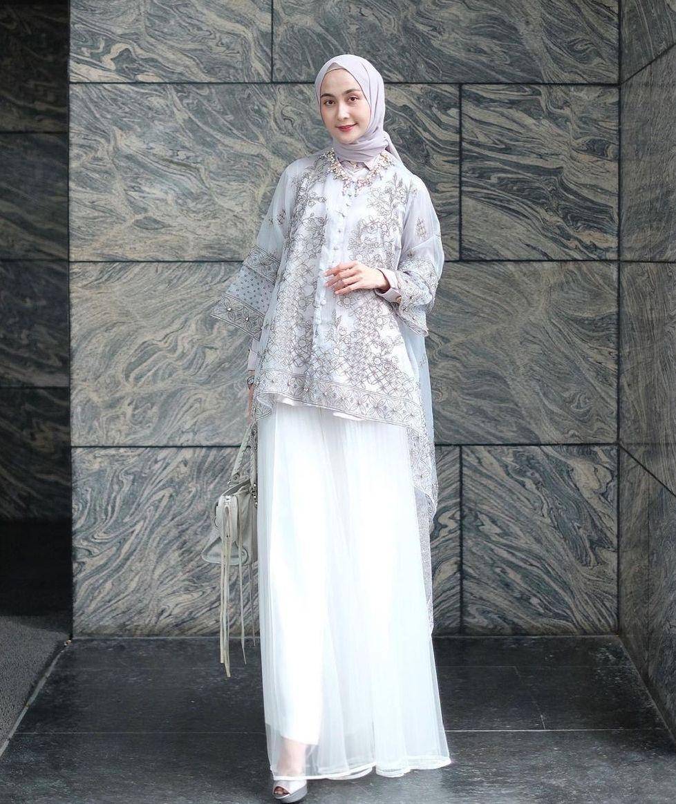 Style lebaran putih (instagram.com/sittiashari)