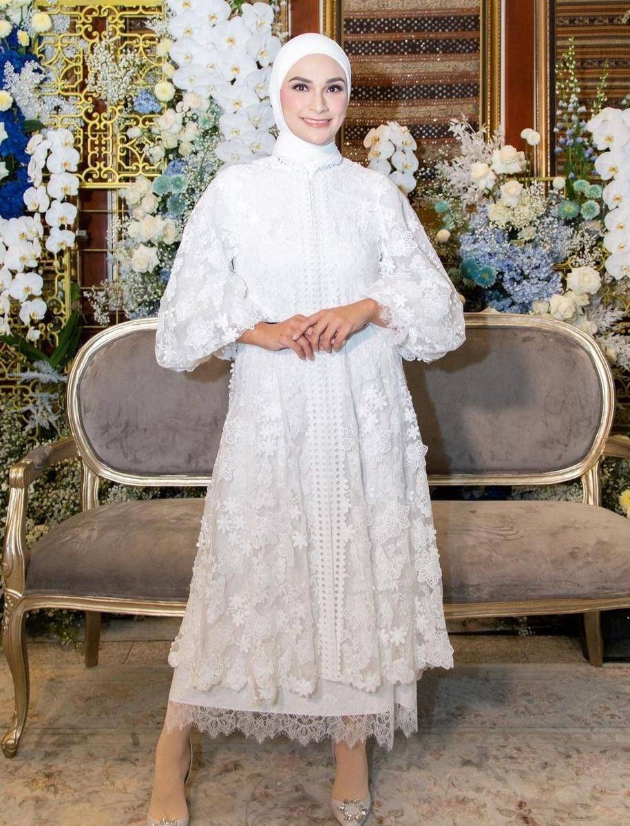 Style lebaran putih (instagram.com/putri_zulhas)