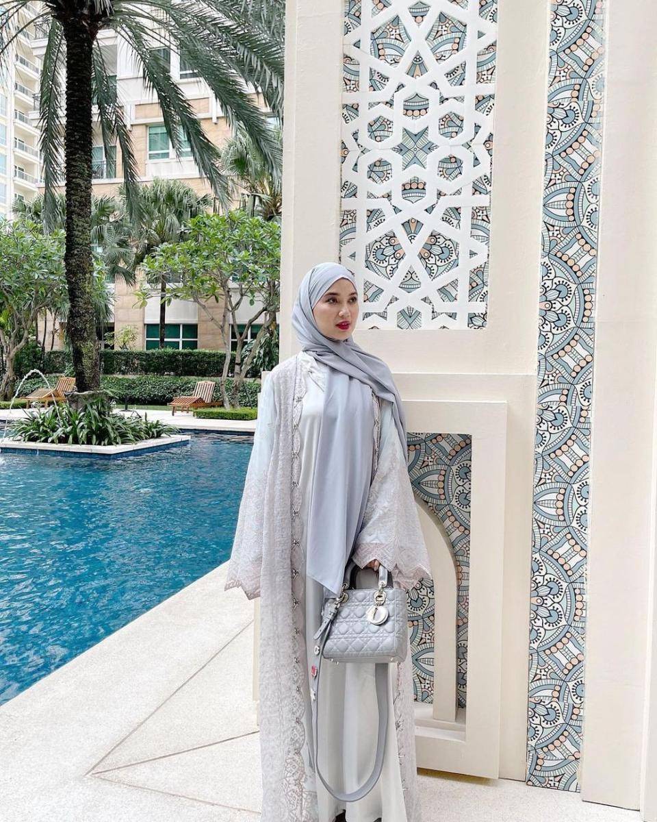 Gaya lebaran warna putih (instagram.com/chachafrederica)