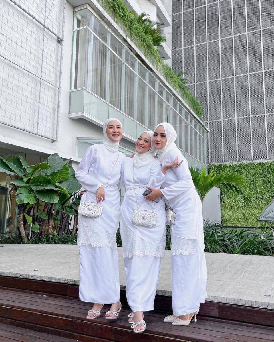 Gaya lebaran warna putih (instagram.com/inasrana)