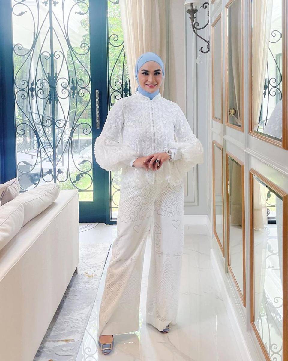 Gaya lebaran warna putih (instagram.com/putri_zulhas)