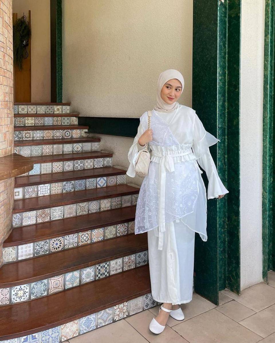 Gaya lebaran warna putih (instagram.com/inasrana)
