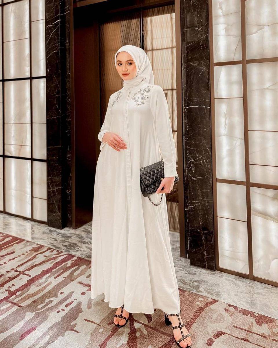 Gaya lebaran warna putih (instagram.com/sabrinasosiawan)