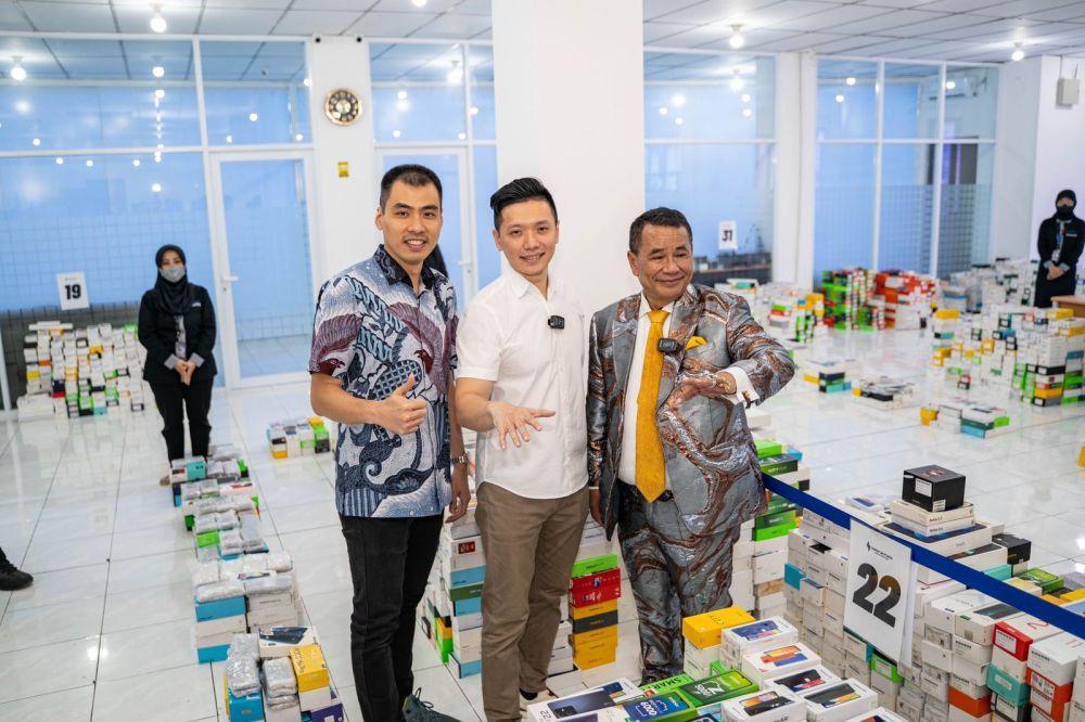 Andrew Susanto, Pemilik Sinar Mutiara Cell bersama Hotman Paris (Dok. IDN Times)