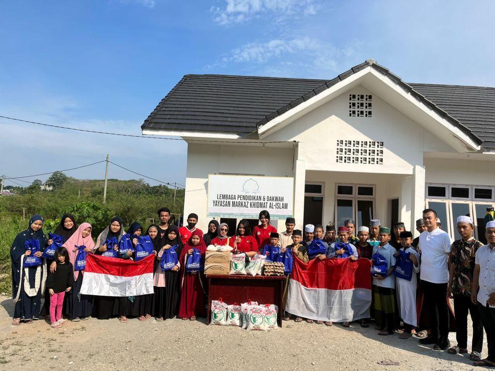 AnaK Muda Pecinta Sepakbola Indonesia (AKAMSI) memberikan bantuan kepada santri dan santriwati Tahfiz Alquran Yayasan Markaz Khidmat Islam sekaligus doa bersama untuk kemajuan sepakbola Indonesia. (Dok. IDN Times)