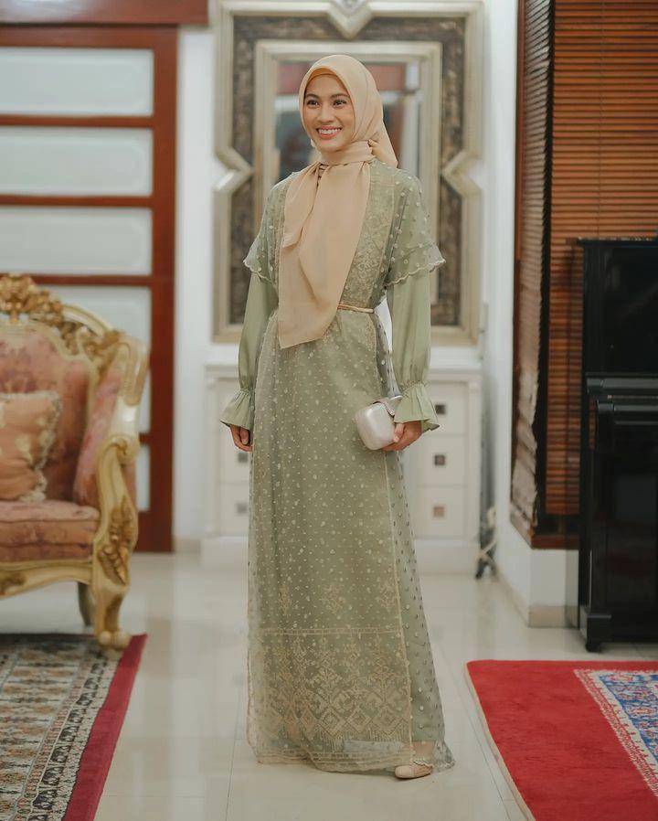 gaya kondangan syar'i (instagram.com/ichasoebandono)