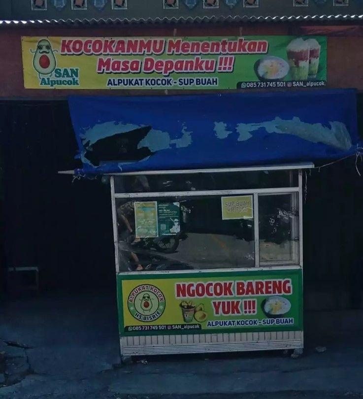 spanduk penjual es takjil (twitter.com/nocontextwarung)