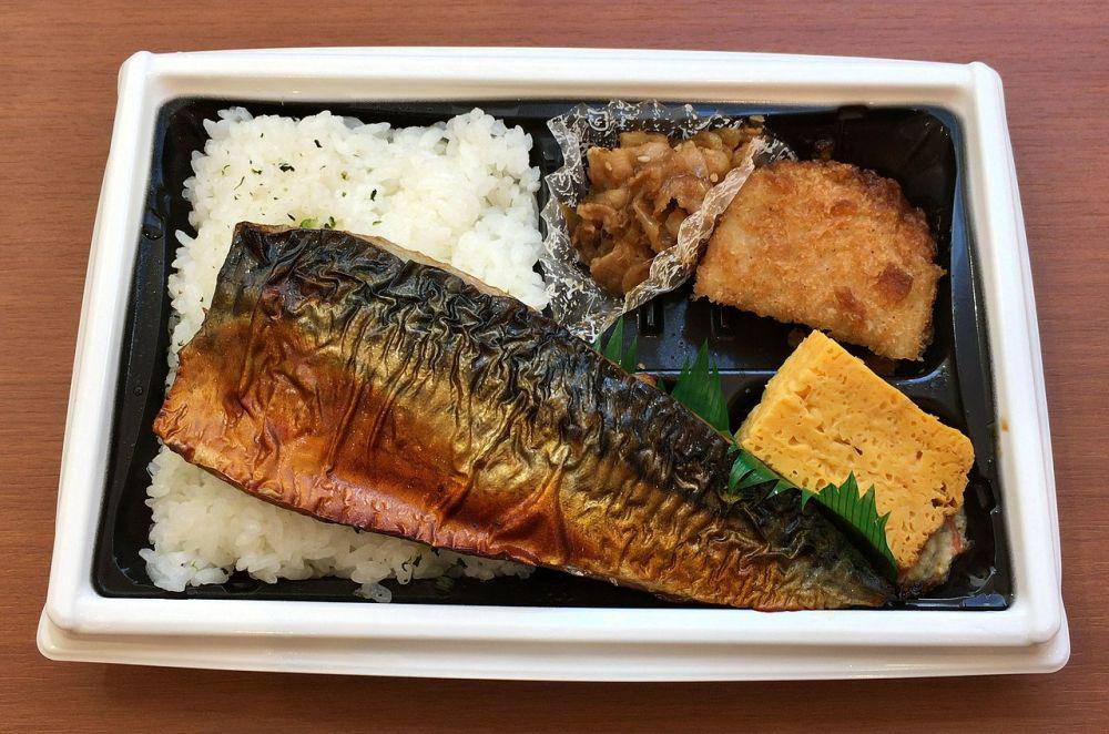 ilustrasi bento dengan makerel panggang (wikimedia.org/毒島みるく)