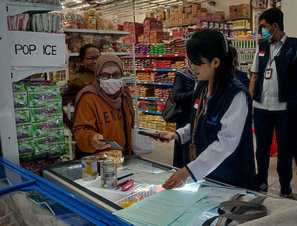 Petugas Loka POM Mimika berkoordinasi dengan pemilik toko untuk memusnahkan produk yang bermasalah. (IDN Times/Endy Langobelen)