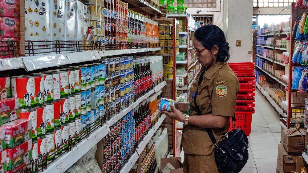 Salah satu pegawai Dinas Kesehatan Mimika sedang mengecek tanggal kedaluwarsa sebuah produk. (IDN Times/Endy Langobelen)