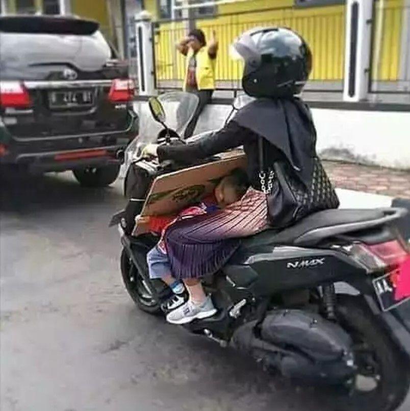 orang tua momong anak kocak (twitter.com/fbreceh)