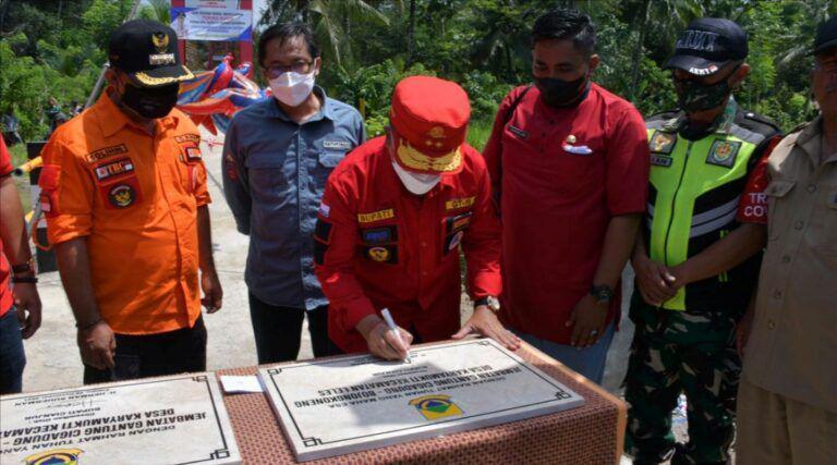 Peresmian jembatan gantung di Desa Karyamukti oleh Bupati Cianjur, Herman Suherman. (dok. Pemkab Cianjur)