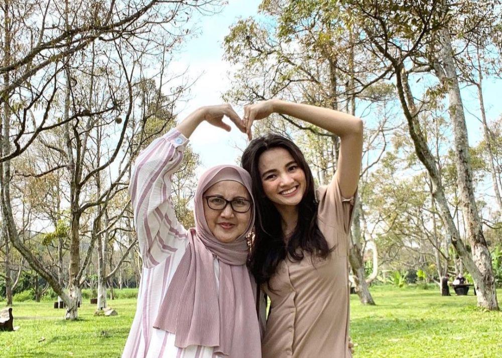 Meninggal Dunia,  10 
Potret Kenangan Sabrina Anggraini dan Sang Ibu