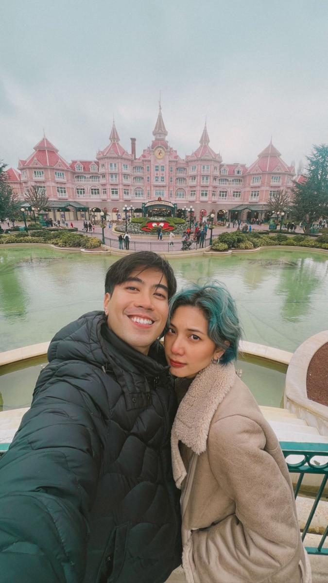 Vidi Aldiano dan Sheila Dara di Disneyland Paris (instagram.com/vidyaldiano)