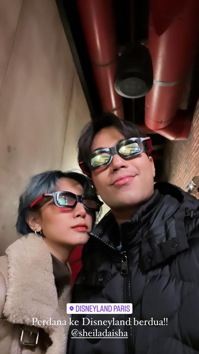 Vidi Aldiano dan Sheila Dara di Disneyland Paris (instagram.com/vidyaldiano)