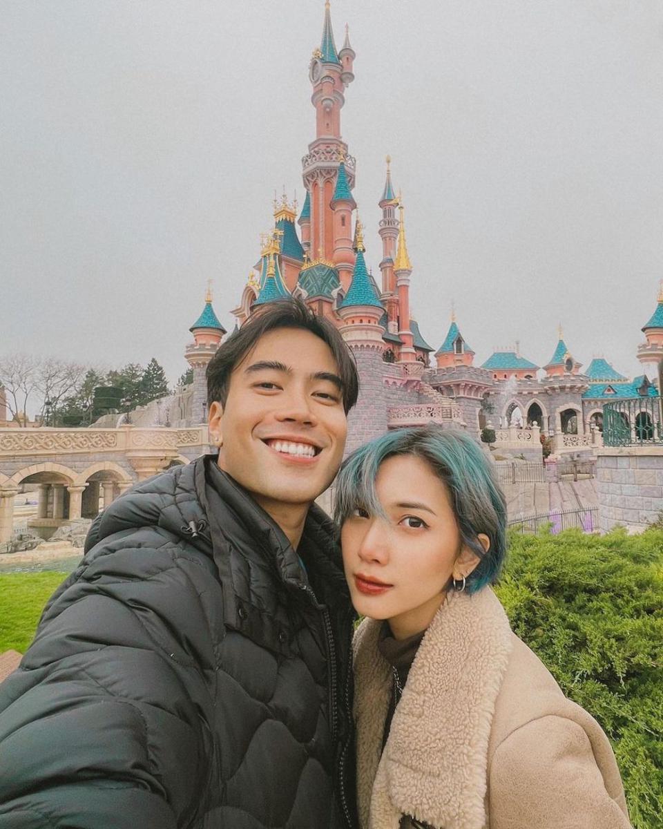 Vidi Aldiano dan Sheila Dara di Disneyland Paris (instagram.com/vidyaldiano)