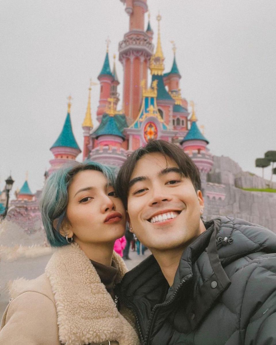 Vidi Aldiano dan Sheila Dara di Disneyland Paris (instagram.com/vidyaldiano)