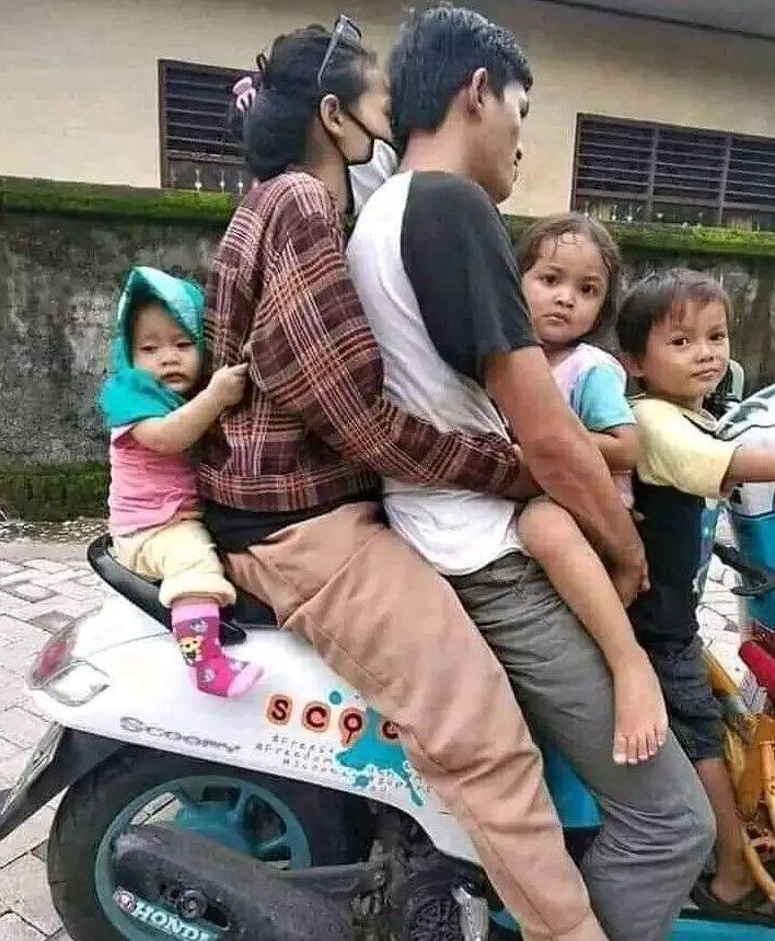 orang tua momong anak kocak (facebook.com/profile.php?id=100080975326808)