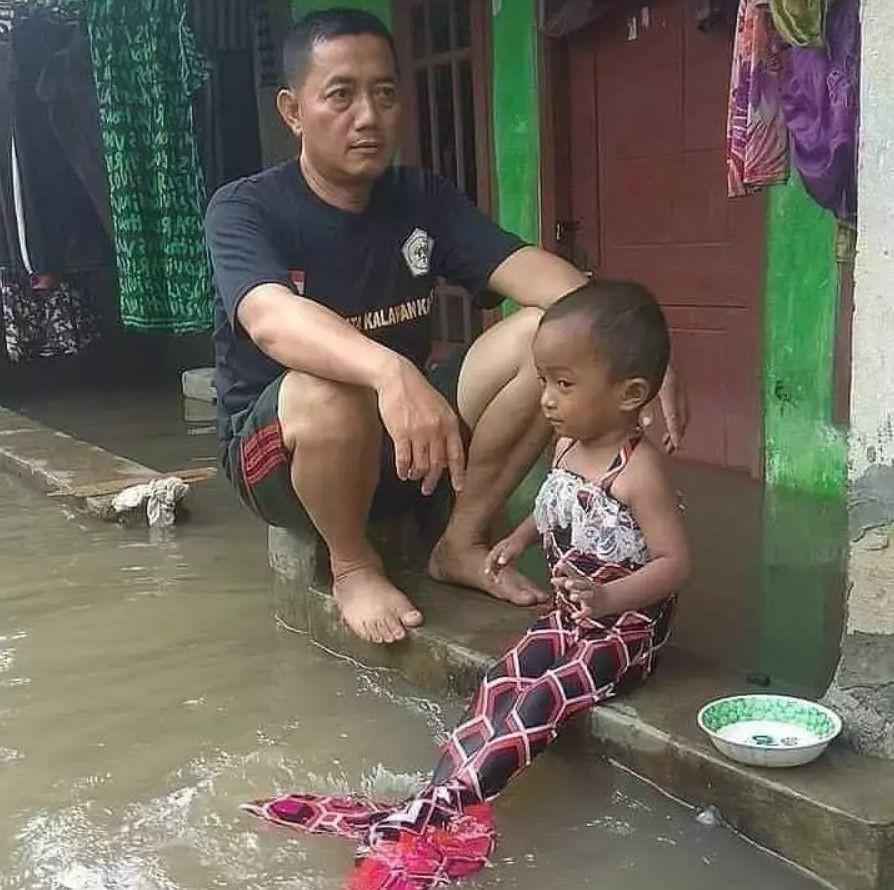 orang tua momong anak kocak (twitter.com/randompride_)