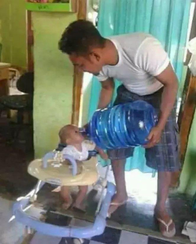 orang tua momong anak kocak (twitter.com/bangslots)
