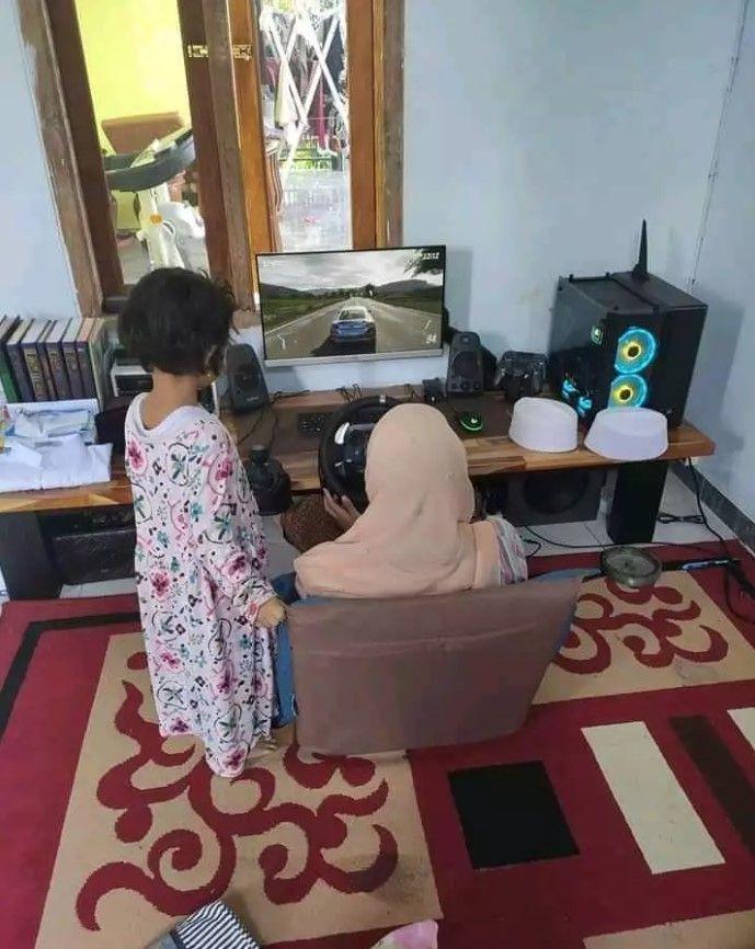 orang tua momong anak kocak (twitter.com/txtdarigajleas)