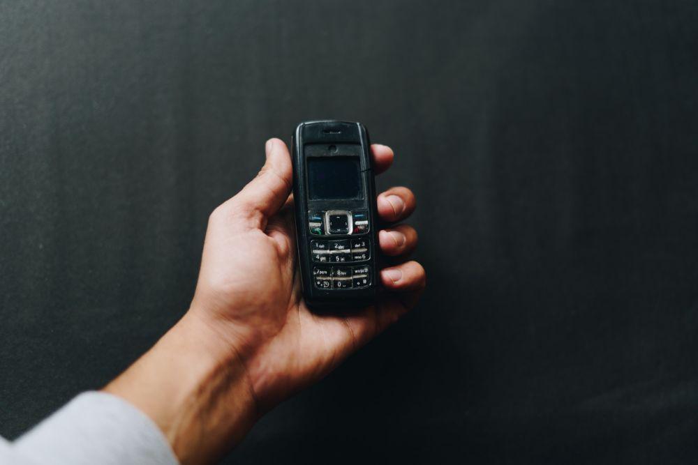 Memakai HP jadul tentu aman dari peretasan. (unsplash.com/Sumeet Singh)