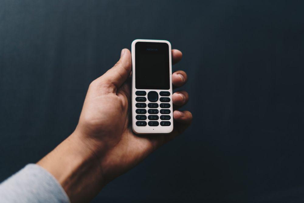 HP jadul bisa digunakan memakai satu tangan karena ringkas dan kecil. (unsplash.com/Sumeet Singh)
