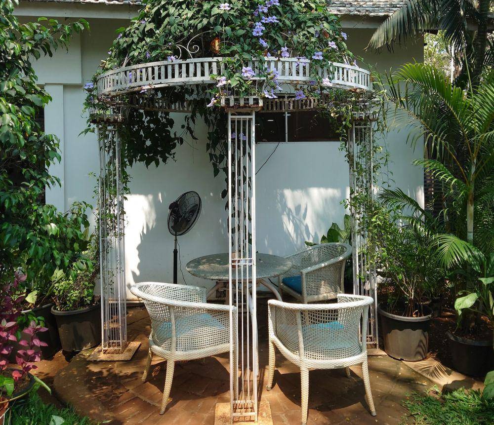 Ilustrasi gazebo taman sederhana dan minimalis (unsplash.com/Antony Hyson S)