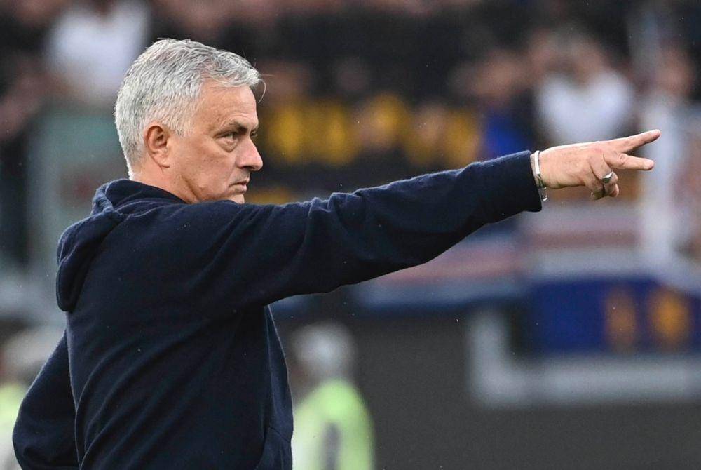 Potret pelatih AS Roma, Jose Mourinho saat menghadapi Sampdoria, Minggu (2/4/2023). (Twitter/@ASRomaEN).